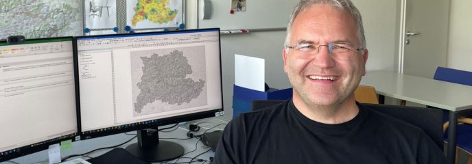 TUM Alumnus Jürgen Schopp an seinem Arbeitsplatz in der Abteilung Geoinformation des Verband Region Stuttgart.
