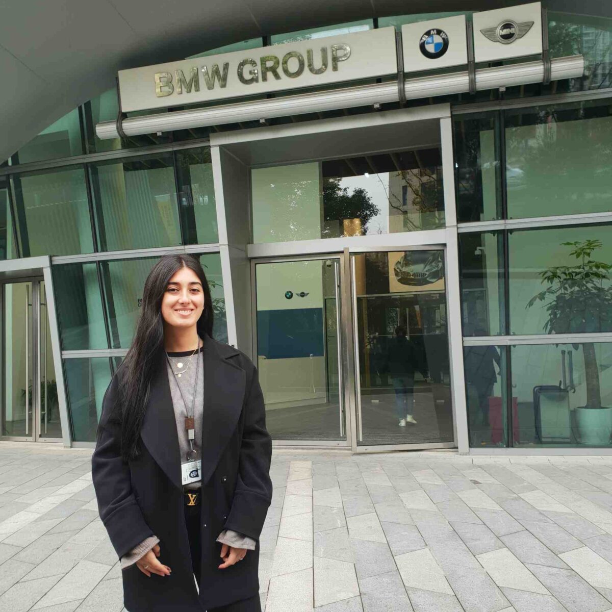 TUM Alumna Dr. Aledia Bilali vor dem BMW Tech Office in Shanghai, China.