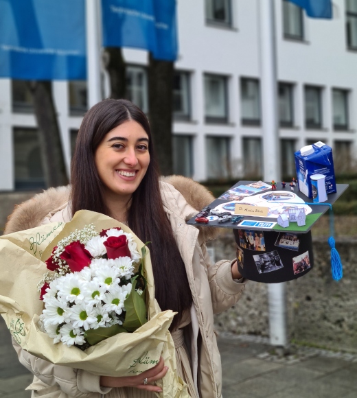 TUM Alumna Aledia Bilali nach erfolgreich bestandener Doktorprüfung an der TUM.