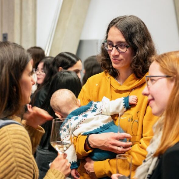 Frauen im Gespräch beim Women of TUM Talk 2025